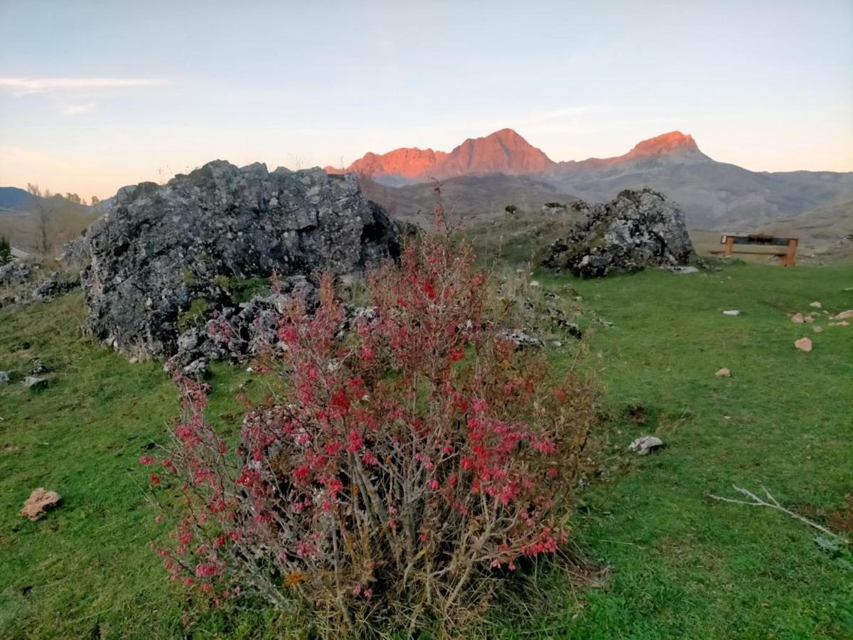 Turismo En Babia Bajo Los Nidos San Emiliano Exterior foto
